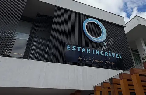 Fachada da Clínica O3, com o letreiro Estar Incrível